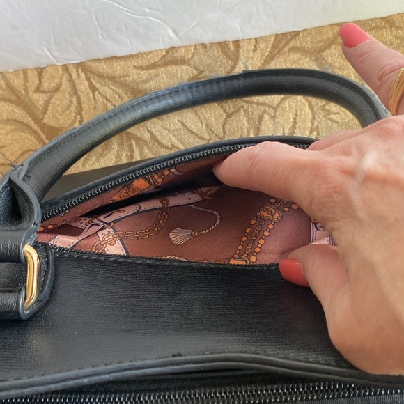 Vintage black PU woman’s tope hand bag with gold tone trim outside zip pocket - Picture 8 of 17